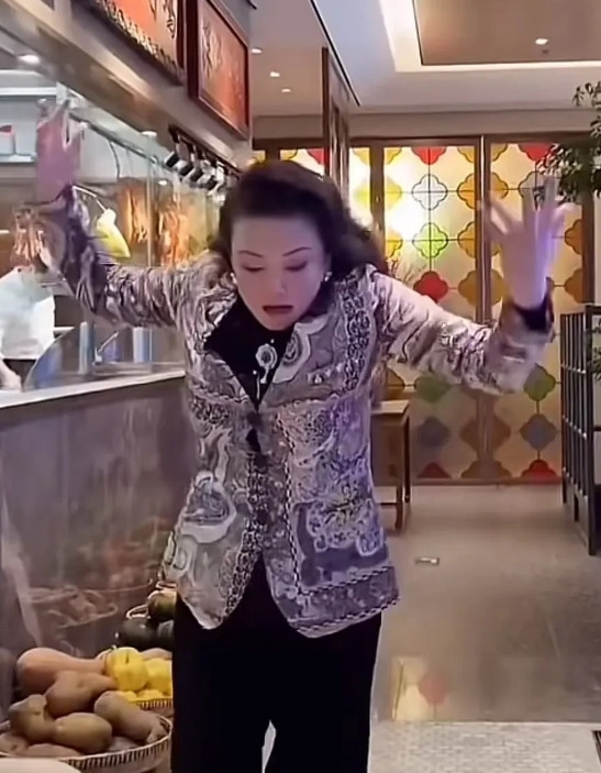 看到了没前儿媳闹离婚白纸黑字签好的协议自己儿子反悔开撕孩子妈前婆婆打