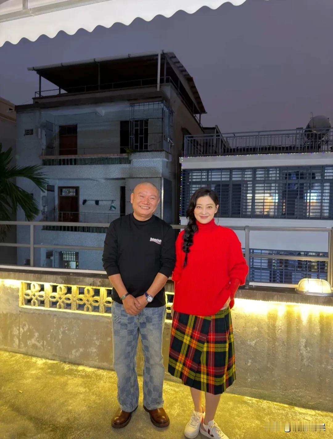 梅婷在海口参加活动，顺便去探寻美食，现身在当地一家很有特色的火锅店，和朋友一起去