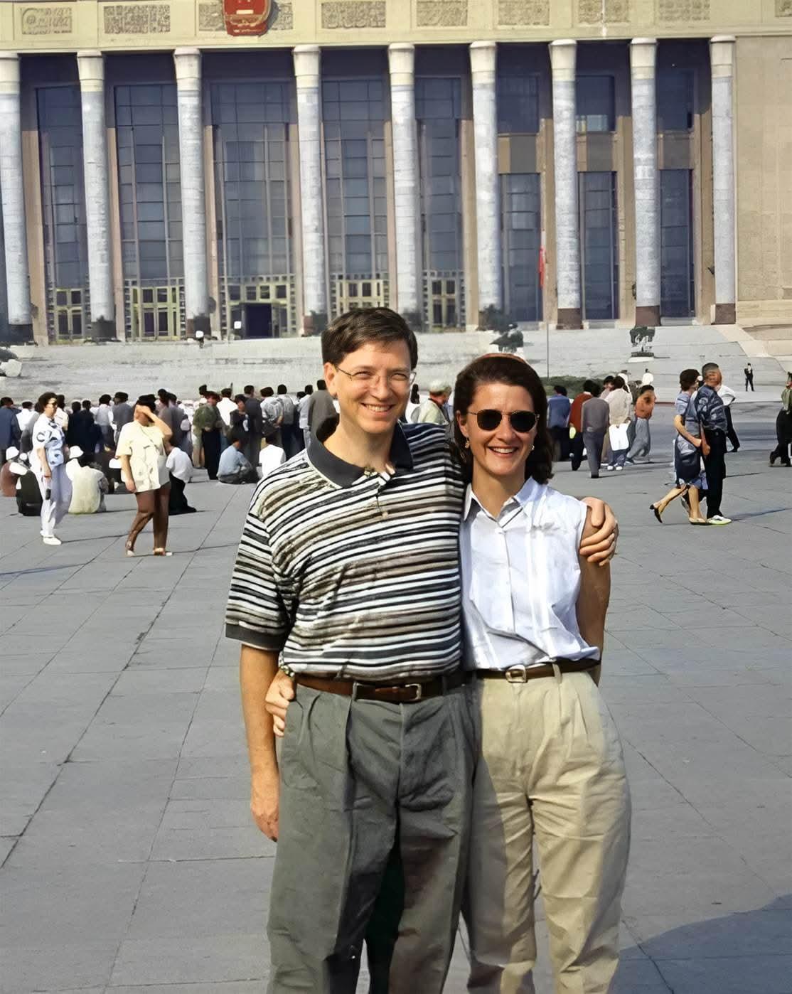 1995年，比尔·盖茨以200亿美元身价登上全球首富宝座。欣喜之下，他于当年夏天