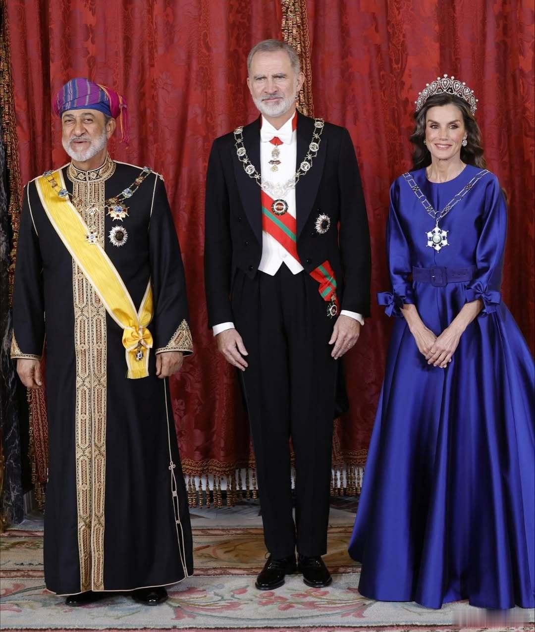 西班牙王室🇪🇸阿曼王室🇴🇲11月4日，莱蒂齐亚王后在自家沉寂2年后，