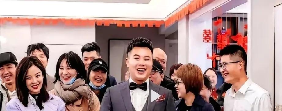 辛芷蕾三年前给弟弟办婚礼的旧视频又火啦！180万摆酒席、送新房，现场还发钱，这排