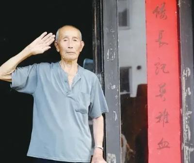 1945年在山上休息的迫击炮手陈宝柳，忽然发现30多个日军和几个女人，正在不远处