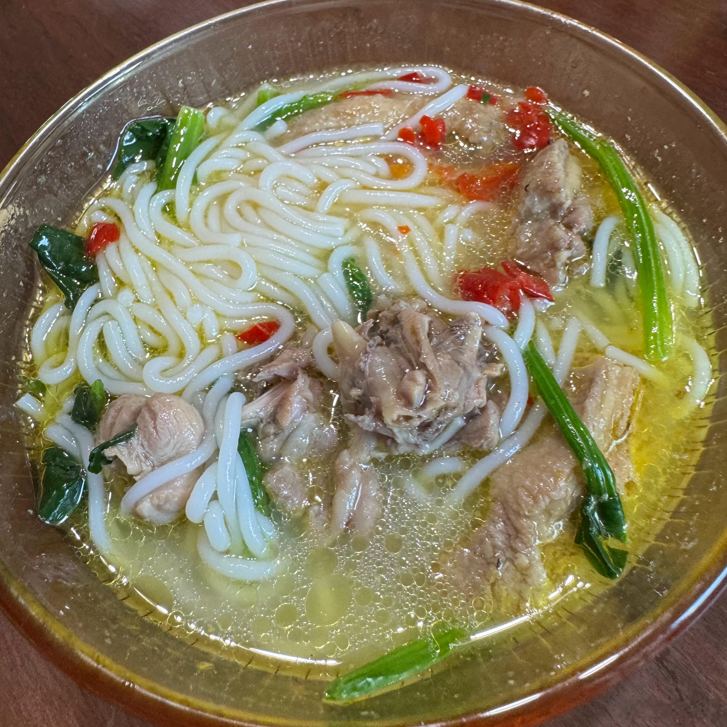 封闭空间还是很容易被病毒感染的。昨天从厦门回上海。路上都没事，回到家刚吃完晚饭，开始畏寒发抖出汗。盖