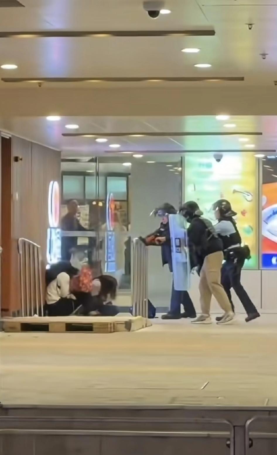 左轮换国产，阿sir威武！判断准确，出手及时，成功解救了人质，坏人送医不治。1