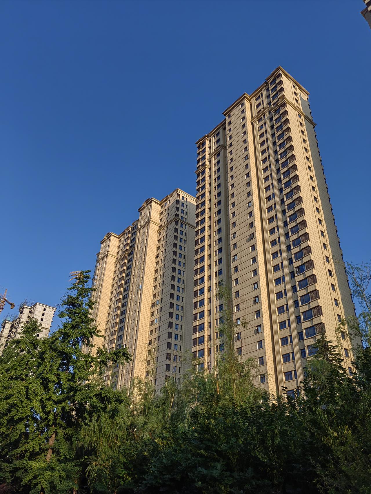 原来曾经断言：一年比一年热，原因是汽车、房间空调用的太猛了。6月中旬的时候，很多