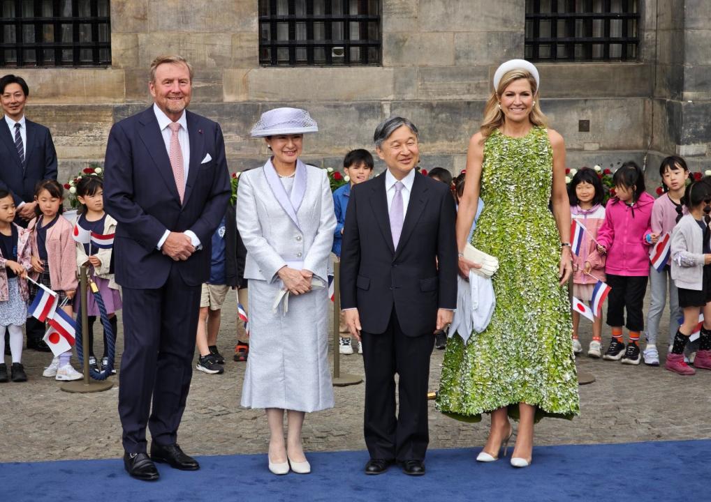 德仁天皇、雅子皇后、荷兰国王、马克西玛王后，这四个人同框，身高反差太萌啦！6