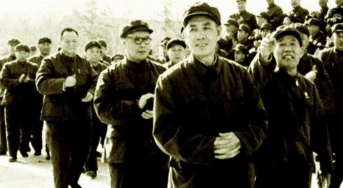 1975年的一天，南京军区司令丁盛少将刚开完会，警卫员进门报告：“首长，您的老战