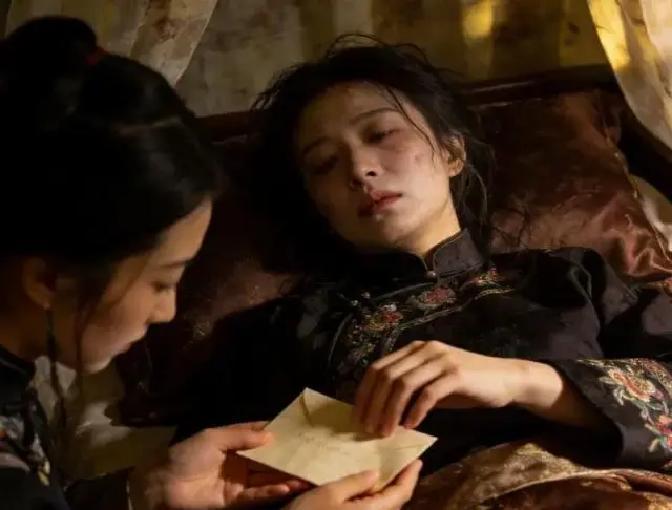 最近网上疯传一个《甄嬛传》的“惊天大瓜”：敬妃临终前塞给甄嬛一封信，说胧月根本不