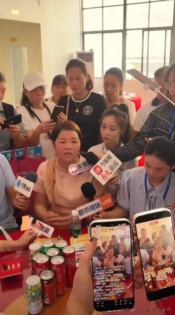 叶锐聪妈妈高调认亲，被采访记者包围。19日是叶锐聪回归家庭的大日子，父母已经精