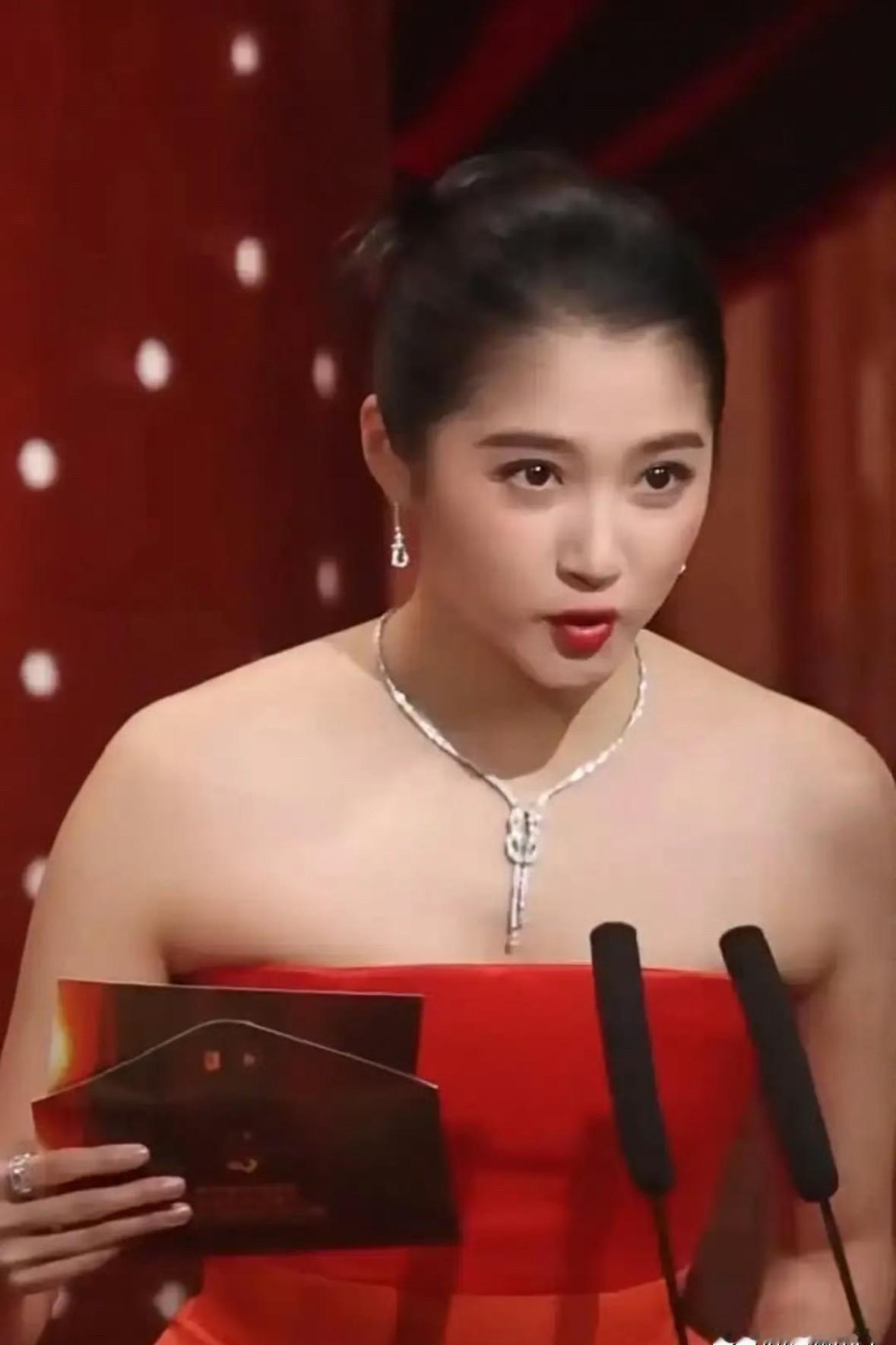 关晓彤最近穿露肩装上热搜，网友直呼“肩膀太厚了”。造型师没选对款式，反而把她的