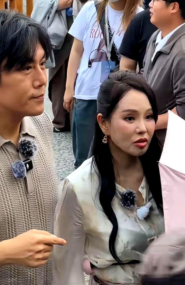 58岁的伊能静，到底需不需要被夸“像少女”？陪老公秦昊回沈阳过年，街头牵