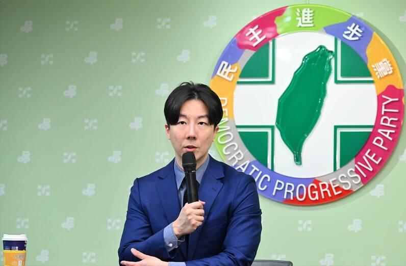 逼台商认养绿官小三？民进党叫嚣：邱毅立刻道歉中国国民党主席郑丽文访问大陆，向台