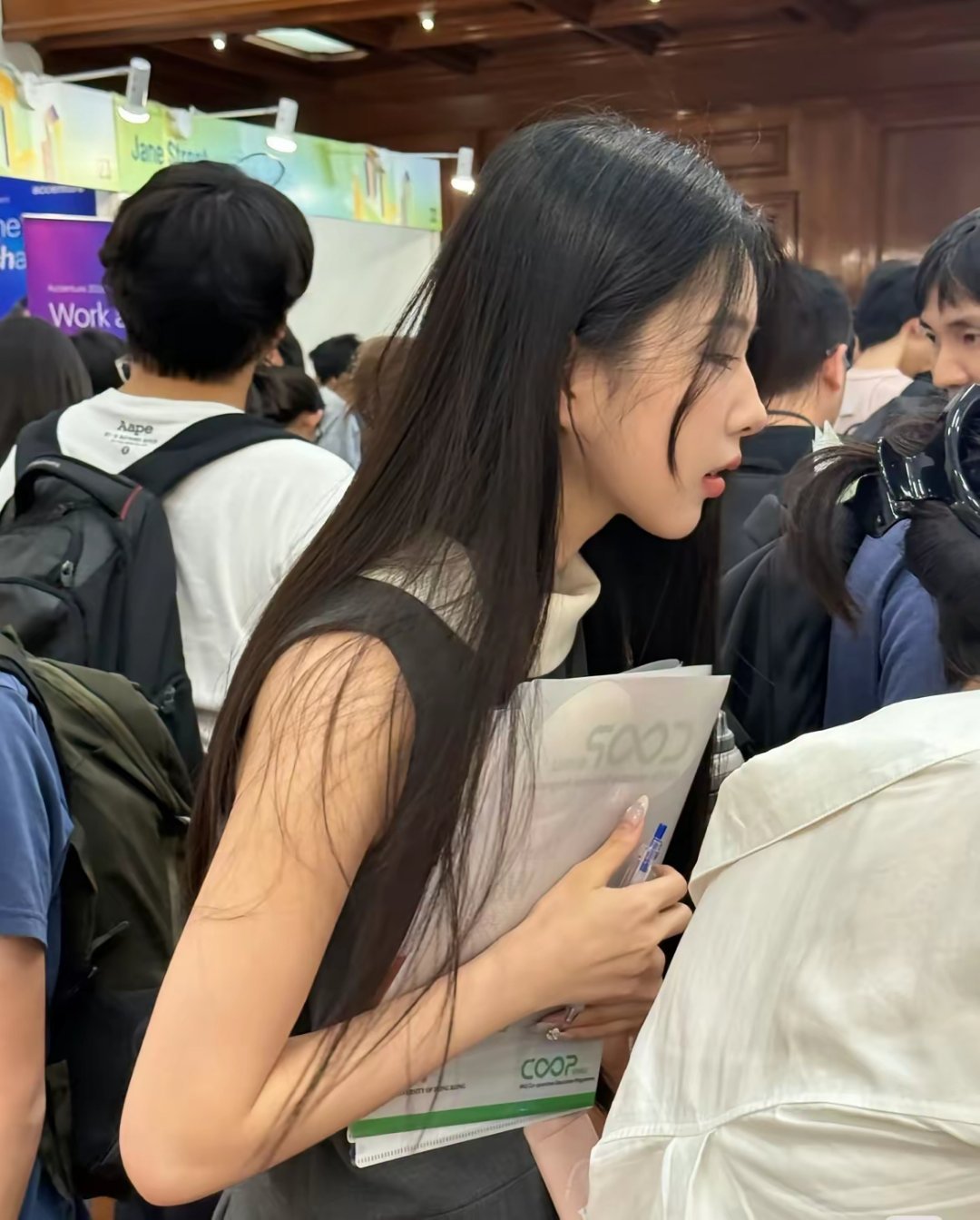 在招聘会现场遇到的，一眼沦陷，该怎么打招呼，在线等！