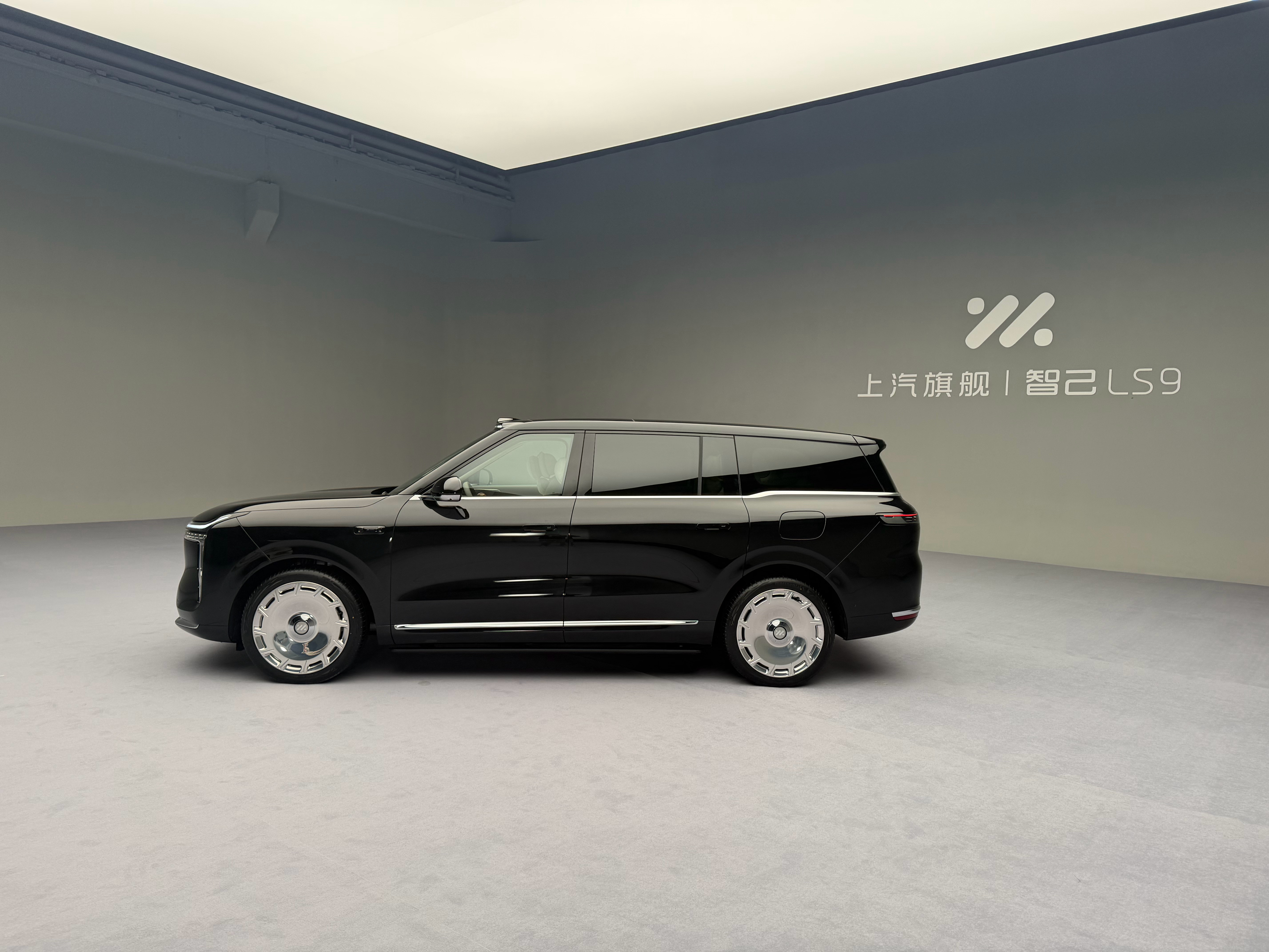 预售顶配36.69万起，这还只是预售价！智己LS9作为上汽技术大成之作，旗舰大