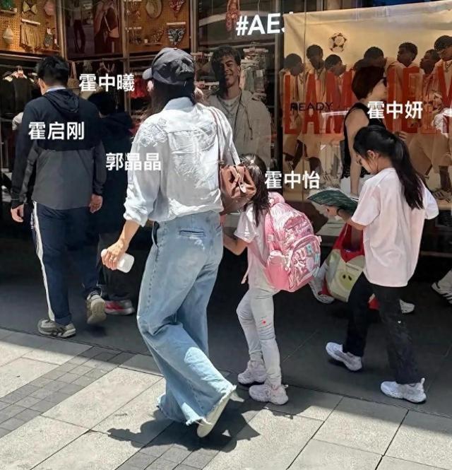 郭晶晶一家逛街被路人偶遇，霍启刚居然瘦成了纸片人，大女儿边走路边看书真自律 ​