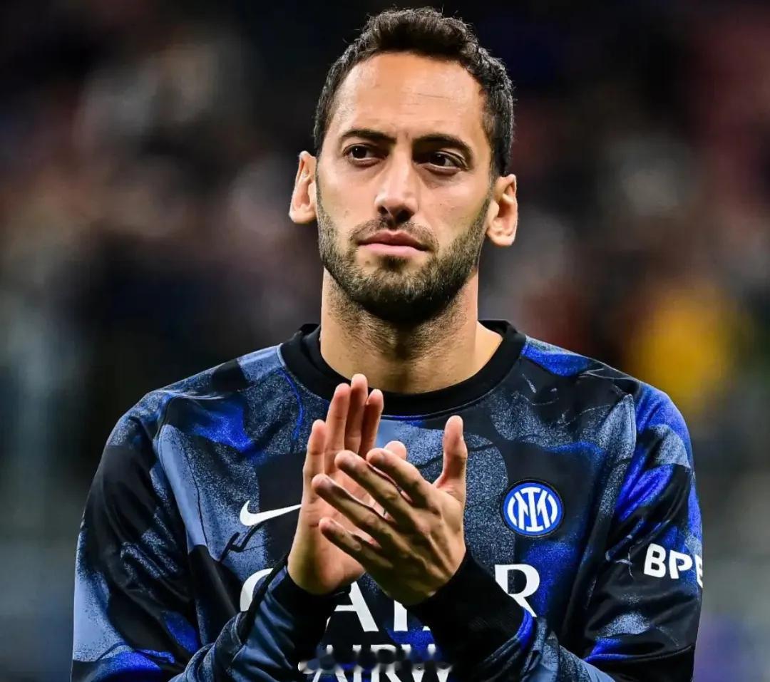 加拉塔萨雷主帅奥坎-布鲁克接受米兰体育报采访时表示，他们将“张开双臂”等待恰尔汉