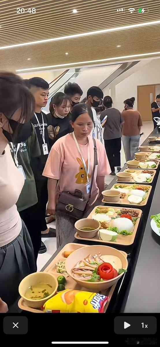 先别急着给越南开香槟。那个“企业搬过去还得管他们吃好喝好，每天菜不重样还要有水