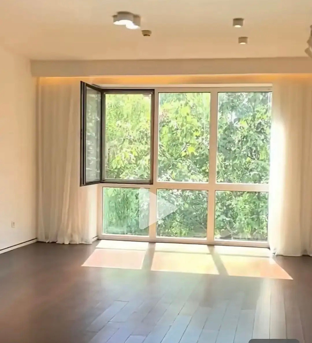 看这个窗户之间的距离，北京房子楼层是不是都很矮啊？感觉我们这穷乡僻壤的两层能抵他