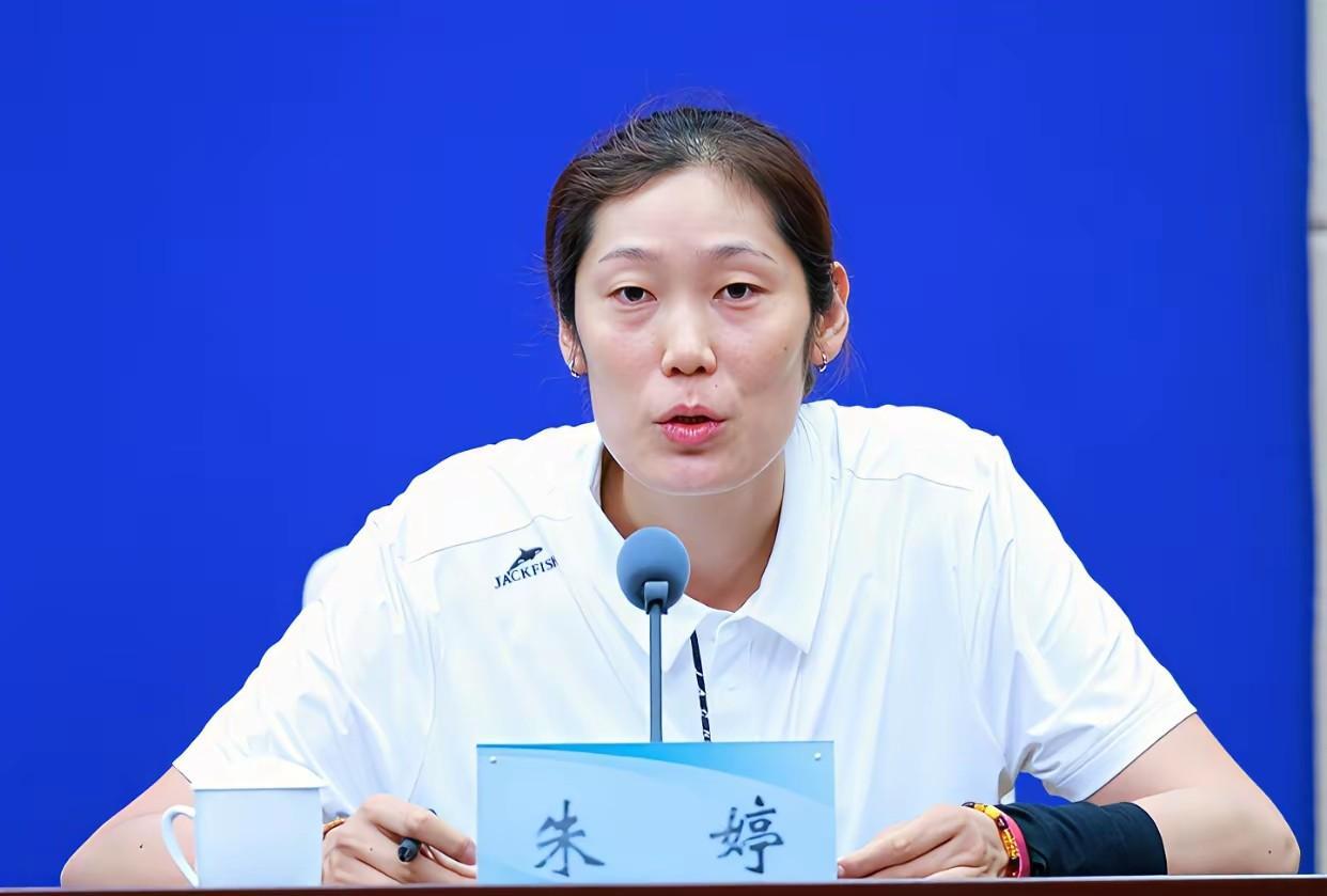 朱婷坐在主席台上讲话，这情景真是少见。2025年9月4日上午，河南省政府召开了