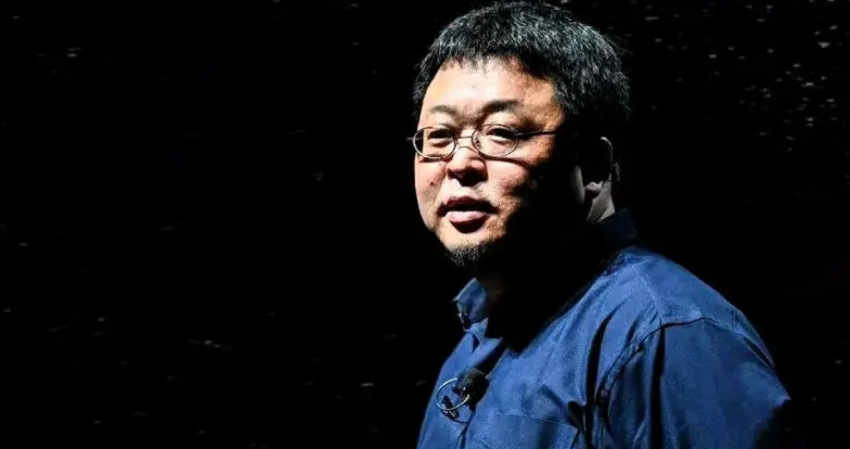 为什么罗永浩的锤子失败了？罗永浩是个外行。他懂演讲，懂营销，甚至对用户体验有