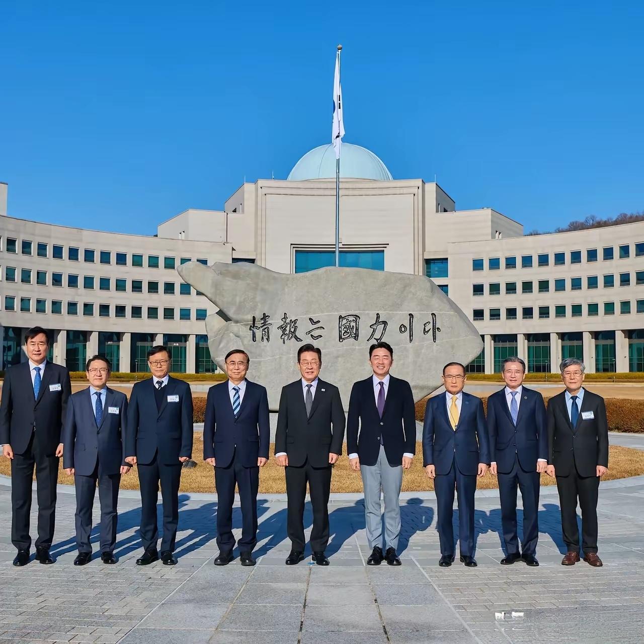 李在明视察了韩国情报机构——韩国国家情报院并在门口合影留念。从现场可以看到，情报