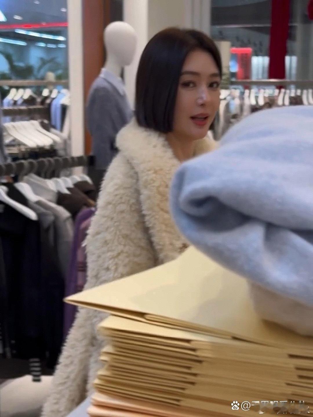 46岁秦岚浙江服装店被偶遇！皮肤白到发光，身材管理超在线，这个年纪依旧美得惊艳，