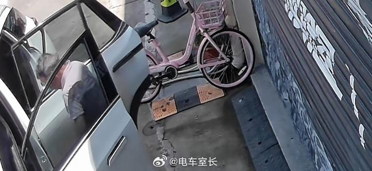 不是大哥，你就这样停在我公司门口撒泡尿，然后就走了？？？？？大家能帮我看清车牌吗