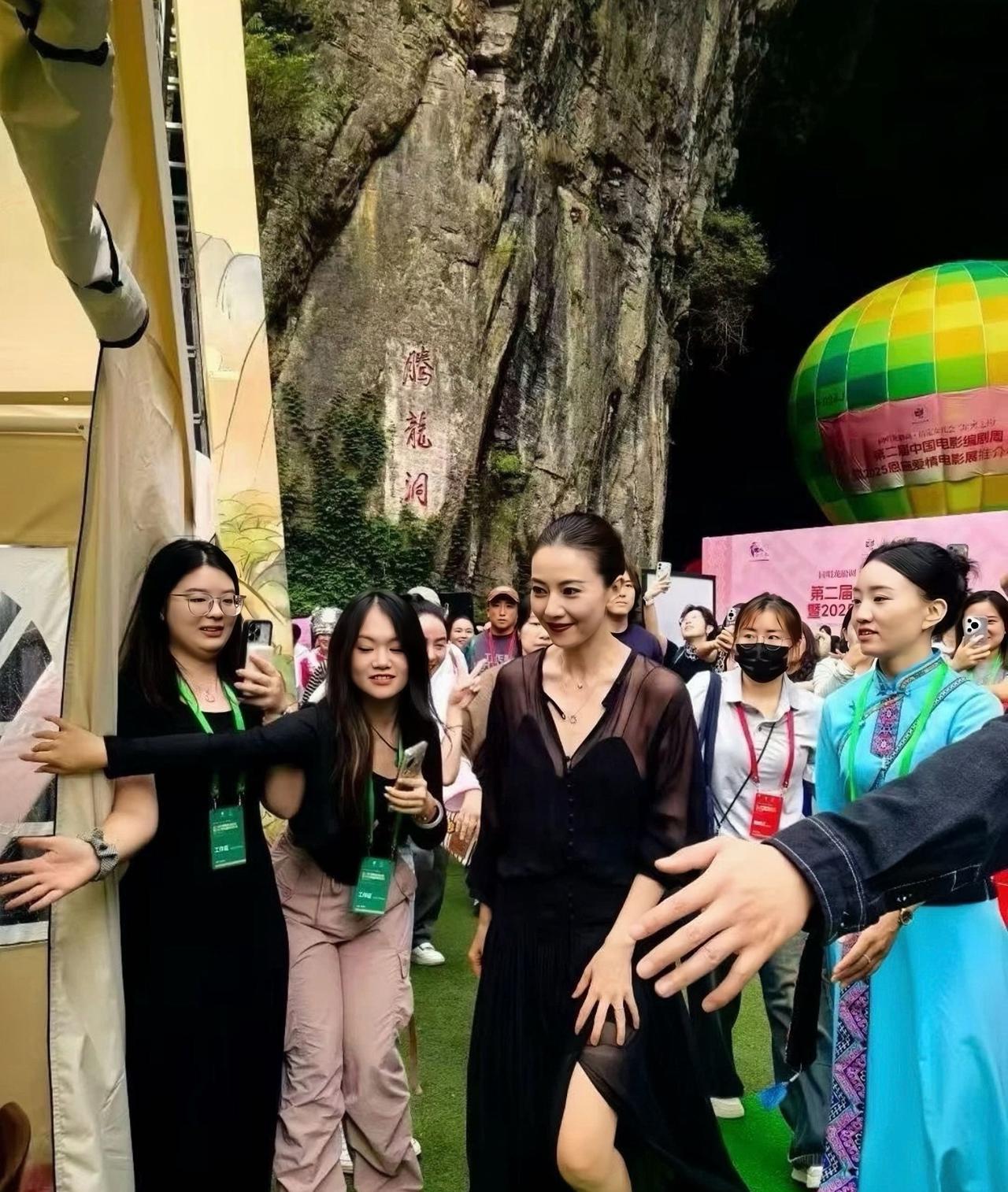 近日，高圆圆现身恩施利川参加活动，一袭黑色长裙，扎着丸子头，端庄大方又知性美。