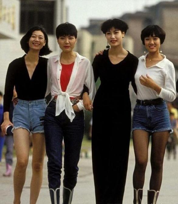 大家发现没有，现在女人的穿衣打扮越来越保守了。现在的年轻人，根本想象不出来