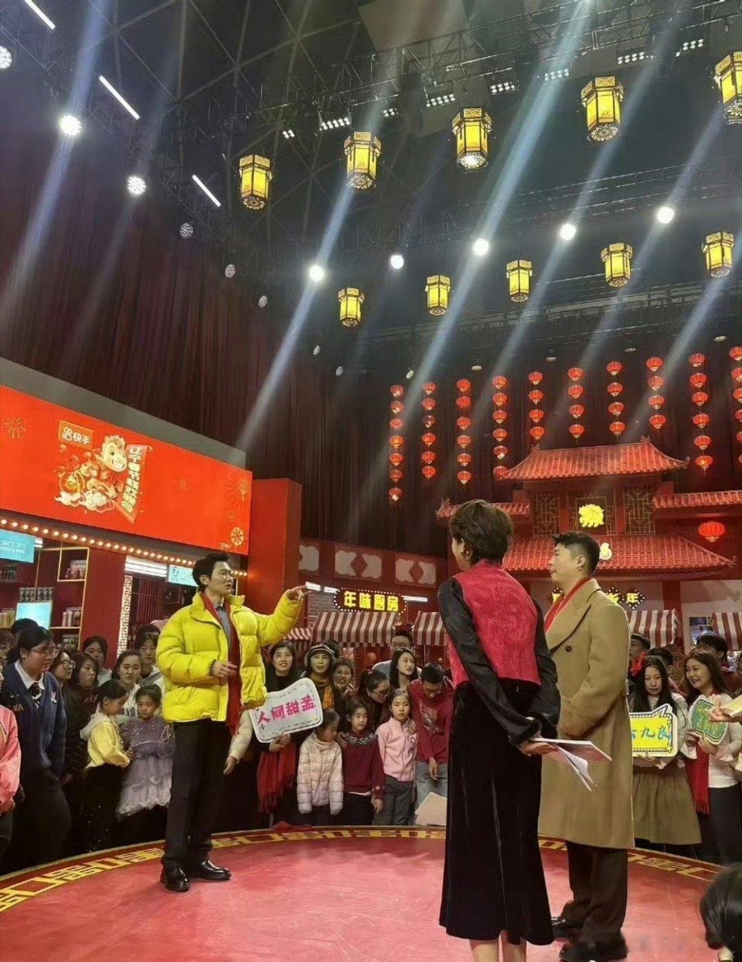 德云社辽视春晚团建实锤！岳云鹏唱歌，孟鹤堂周九良相声，张鹤伦演代表作～德云社是来