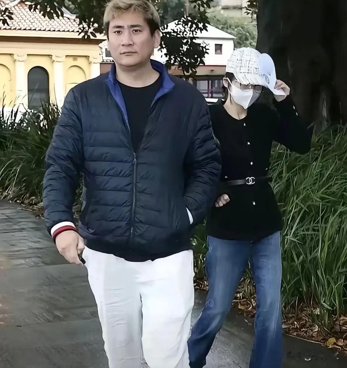 杨兰兰在国内扒不出来信息不意外…看她身边这位男士，应该不是中国人。面对媒体对