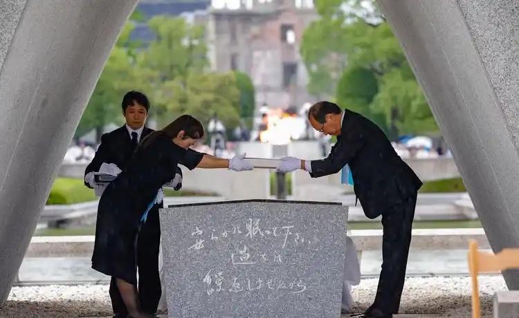 前几天，日本国内高调纪念广岛原子弹大爆炸和东京大轰炸，将其称为20世纪最反人类的