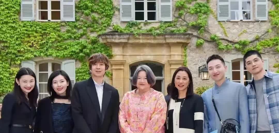 富婆洪晃现状：穿衣打扮很大胆，和第四任老公恩爱，如今是好妈妈
