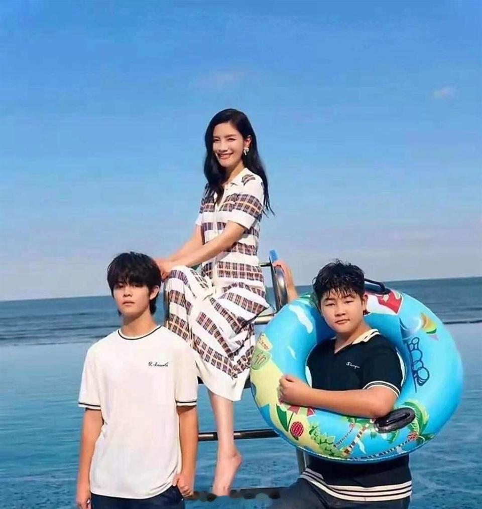 沙溢这辈子也是值了，娶了这么漂亮的老婆，还生了两个大儿子，不过儿子确实磨人压力大