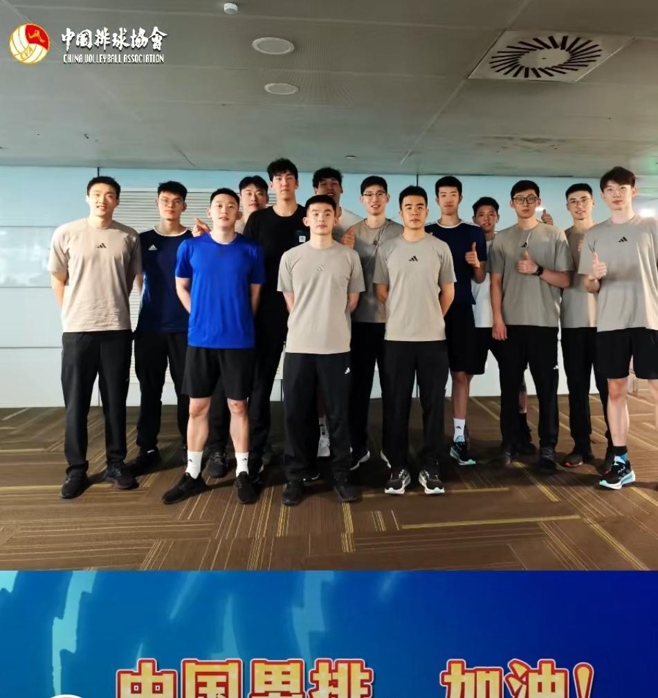 中国男排在菲律宾进行了场地适应性训练，球员情绪高涨，同时也比较松弛，整支球队精神