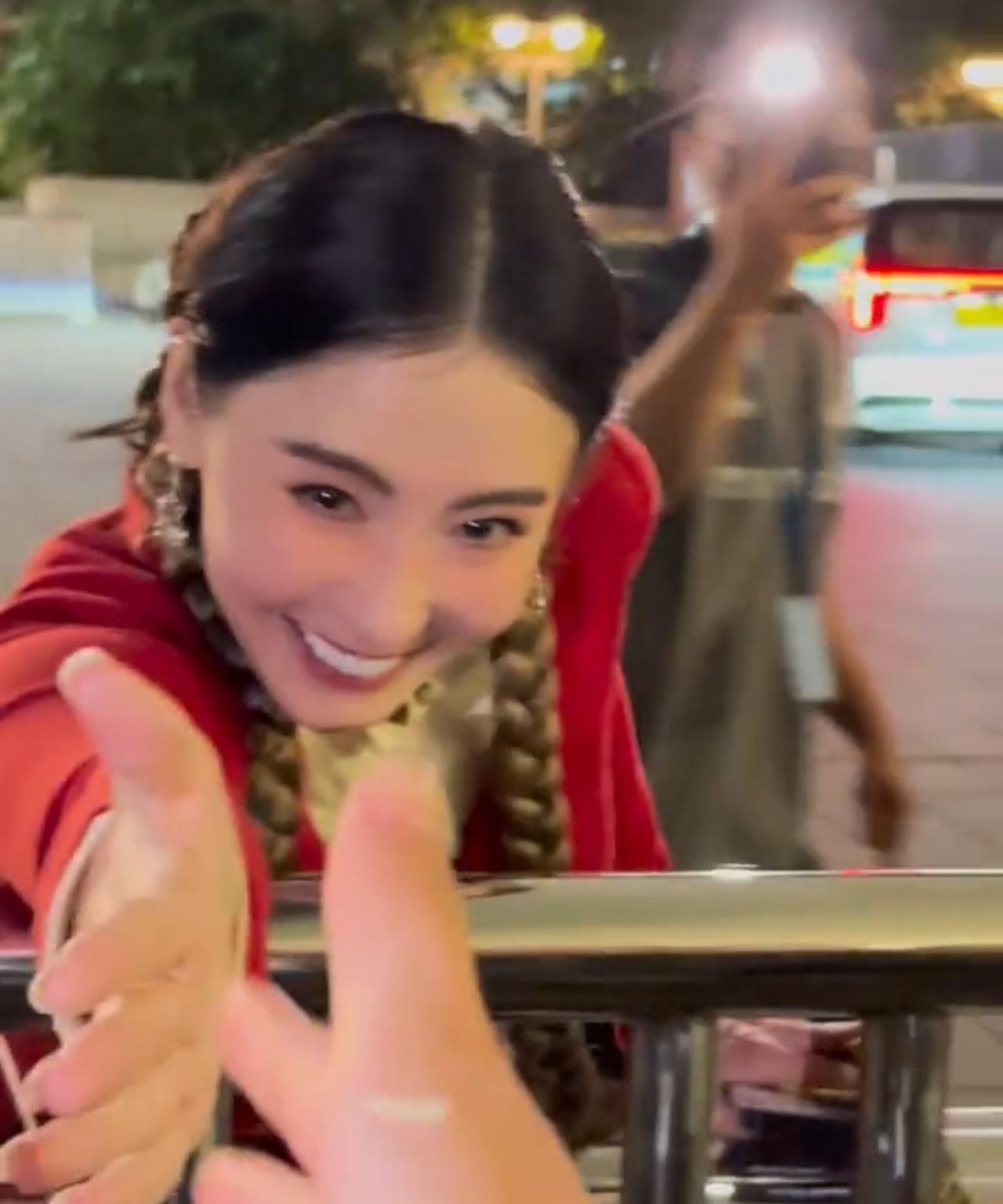 张柏芝好暖，演唱会做嘉宾结束后奔赴粉丝。张柏芝在林家谦演唱会上做嘉宾，场上互动很