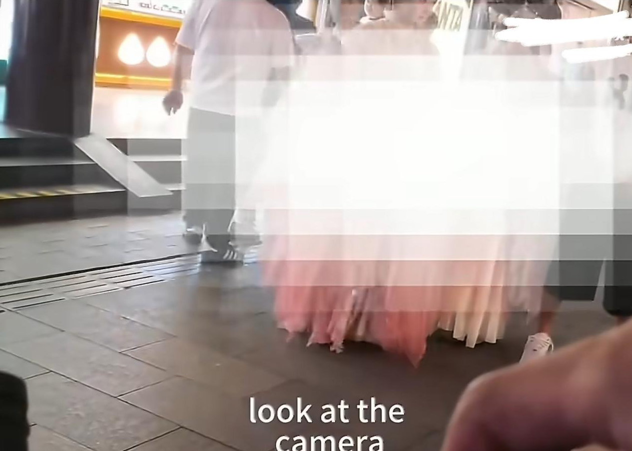 记录者超话记录者超话上海豫园发生的一件事，让人心里不是滋味。一名男生带着外国友