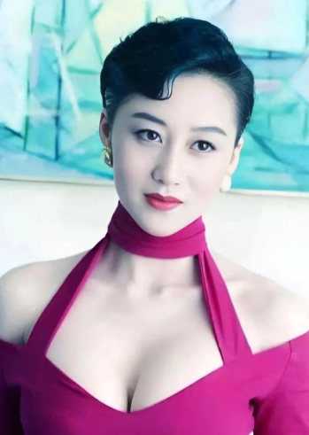 我问闺蜜，“为啥利智不去照顾李连杰呢？”​她翻个白眼，说到：“你见过几个手里