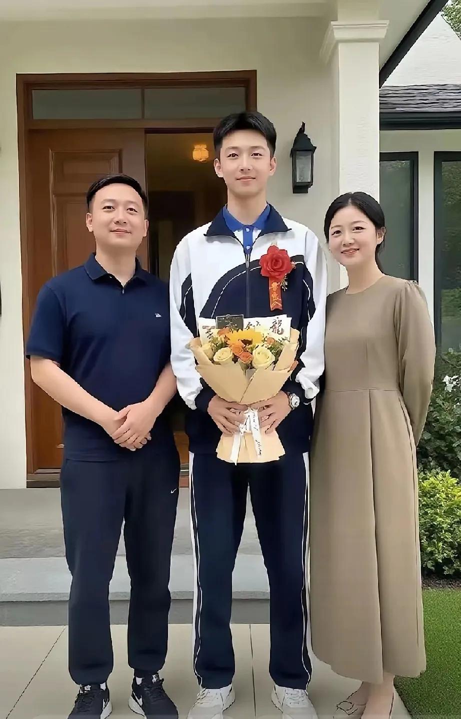 天呐！这一家三口的颜值简直逆天啦！瞧瞧这两位爸妈，男的英俊潇洒，自带男神气场；女