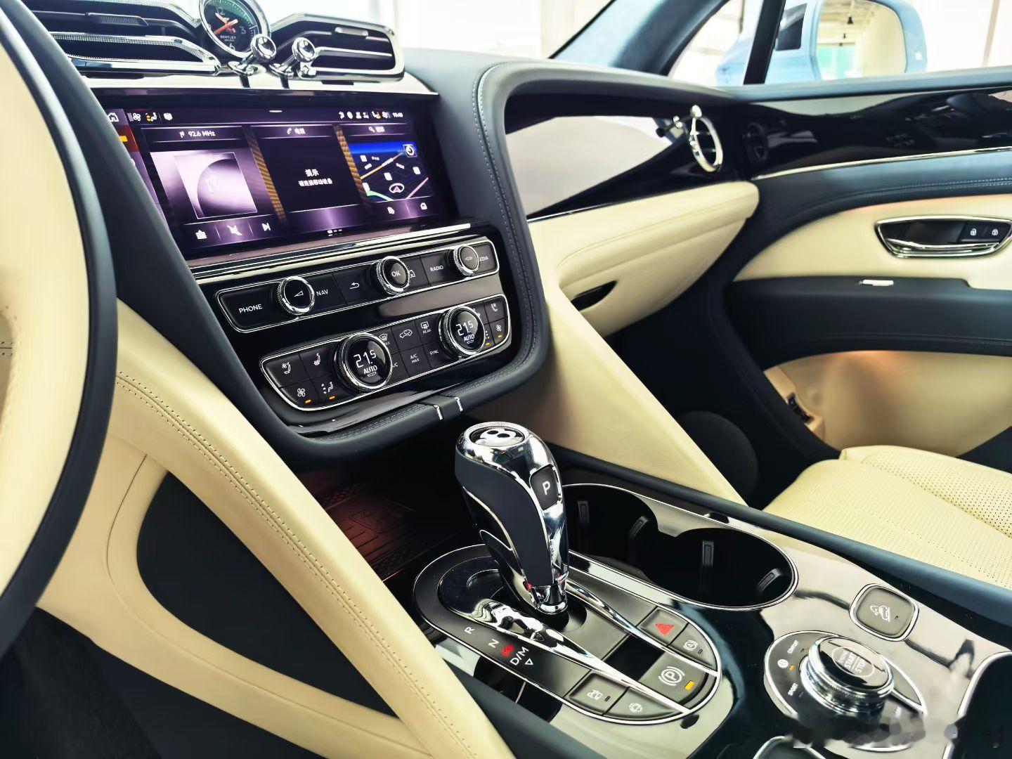 哇欧…宾利添越…宾利添越挺好的…就是现在市场认可度不高了…