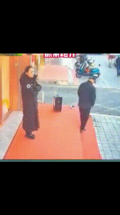 老人摔倒了，旁边的人径直跑开。有网友称：我明白，这一跑，跑出了无奈，跑出了恐