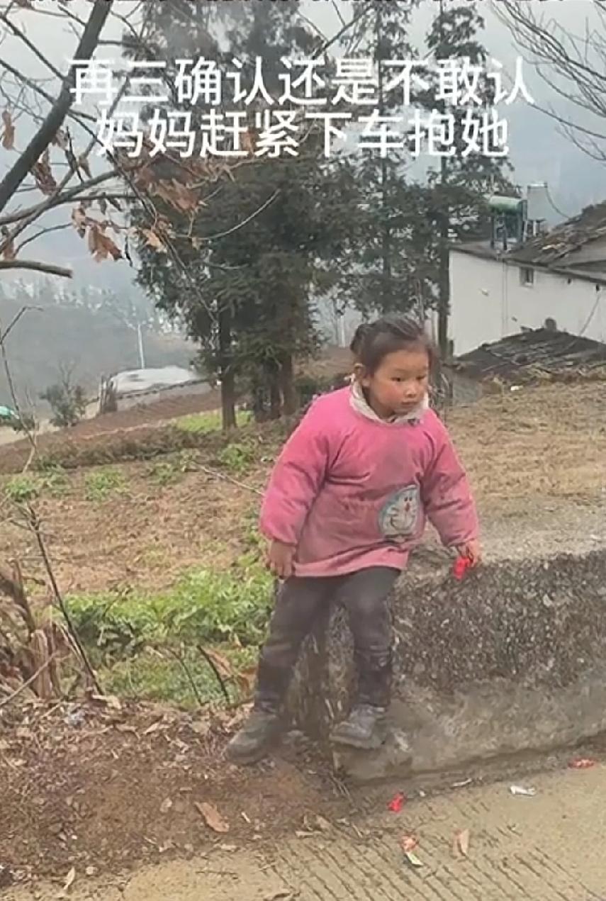 2月11日，贵州。留守女孩和小伙伴们在村里疯玩，一身脏兮兮的。有人喊她快点回家，