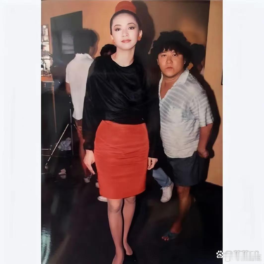 1988年，曾志伟特意跑到片场后台找梅艳芳留下的这张合影。年轻时的梅艳芳确实美得