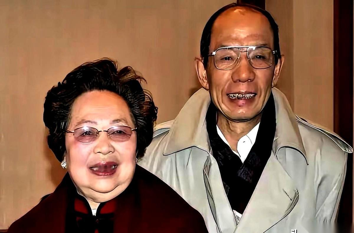 魏宗万的告别仪式定在6月5号。讣告上，“孝女魏茗、于虹”几个字，让不少人心里咯