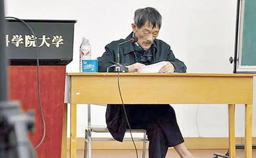 2014年，任正非无意中看到一个中科院老者授课的照片，他非常激动，亲自上门邀请这