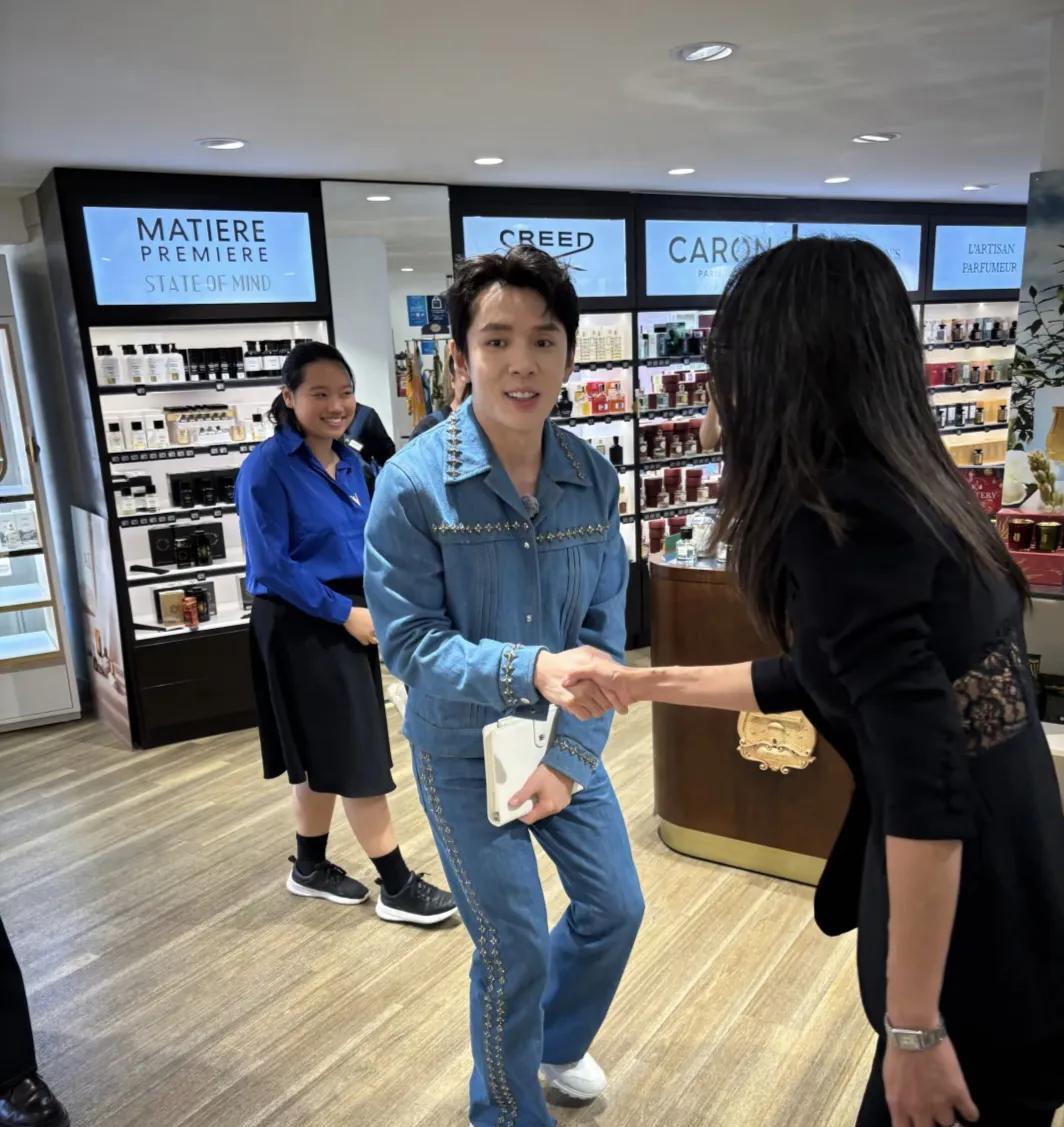 李佳琦在法国逛商场，他看起来好矮，身形比例也差，目测身高才1.7米左右。而且他的