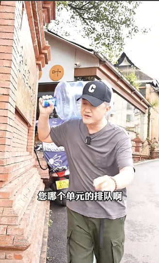 知名演员李亚鹏生活所迫，去做搬运工挨家挨户送水，业主表示很惊讶，曾经红遍全国的超