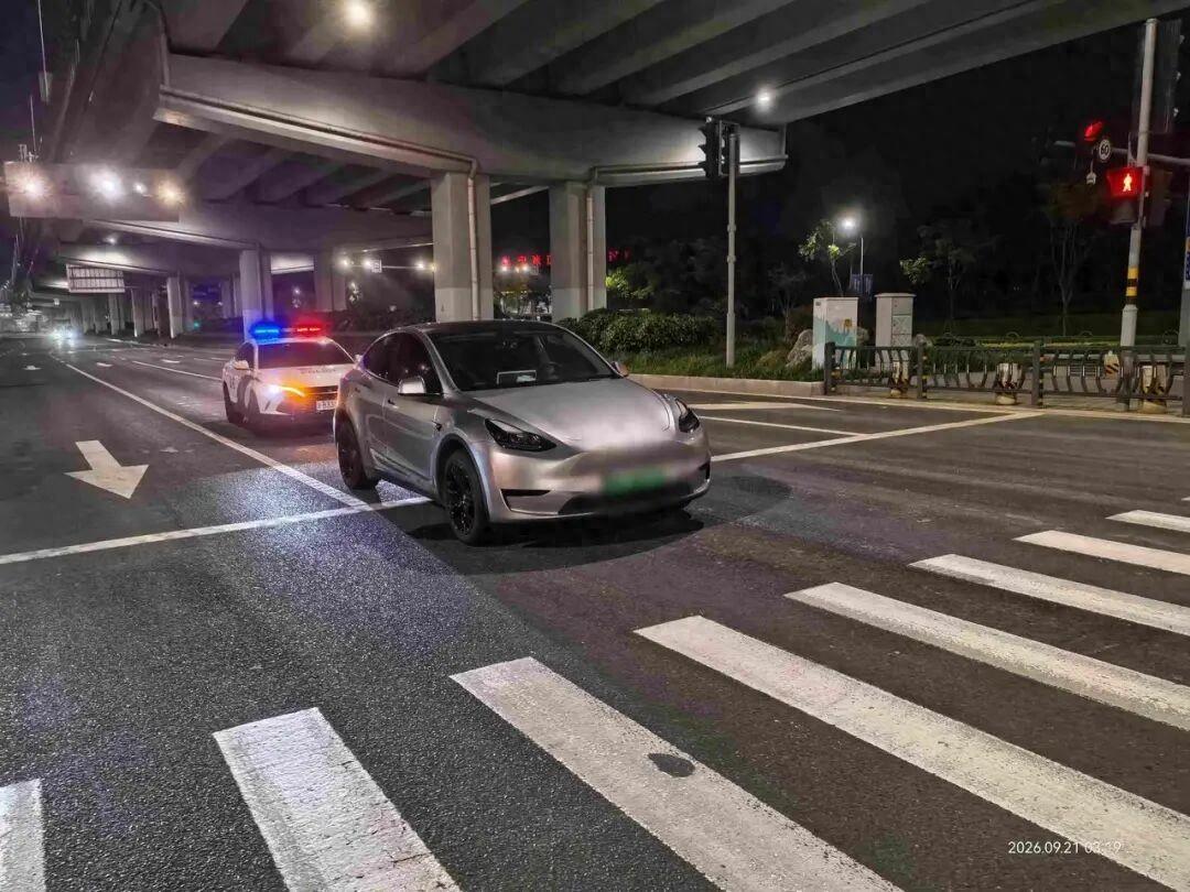 宁波一轿车深夜长时间滞留路口，连续多个绿灯均未起步，交警到场发现司机正在车内酣睡