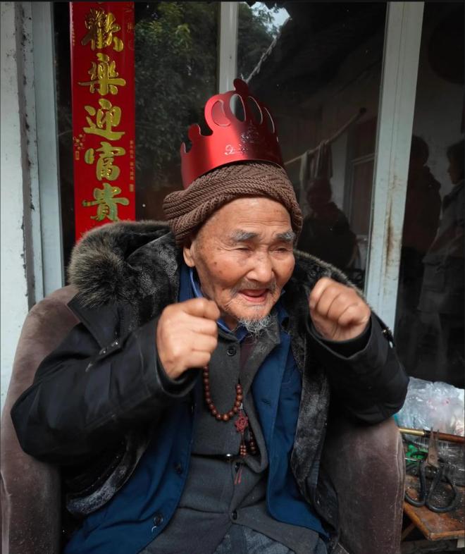 "爷爷玩爆米花机玩到11点，奶奶怒了：'你怎么还不老？'——网友评论区吵翻了"