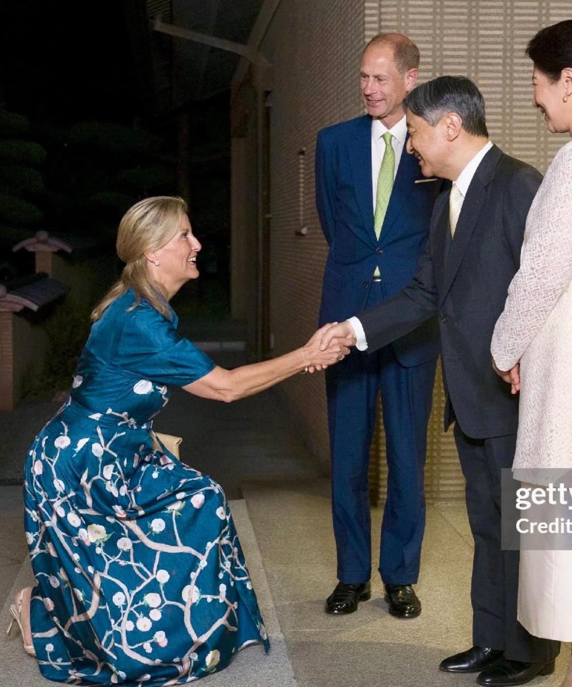 爱丁堡公爵夫妇这次访问日本，行程安排得满满当当。一到就去见天皇德仁、皇后雅子。